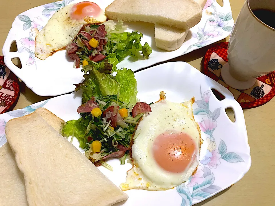 Snapdishの料理写真:1／28朝食  #朝ごはん 
•パン/サラダ/目玉焼き •コーヒー|おさんどんさん