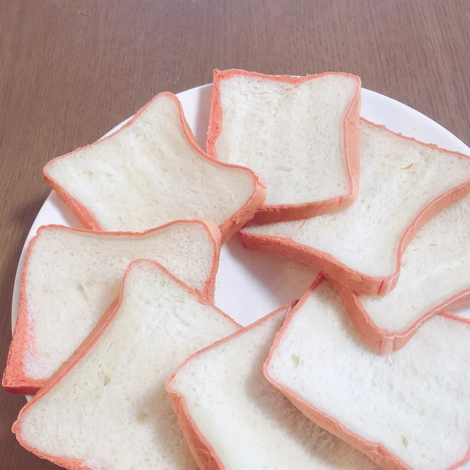 みみがリビングコーラル色の角食パン🍞焼きました。

#角食パン#食パン#パン#手作りパン #スーパーデコパン #みみがカラフルな食パン#リビングコーラル#トレンドカラー#PANTONE|izuyoさん