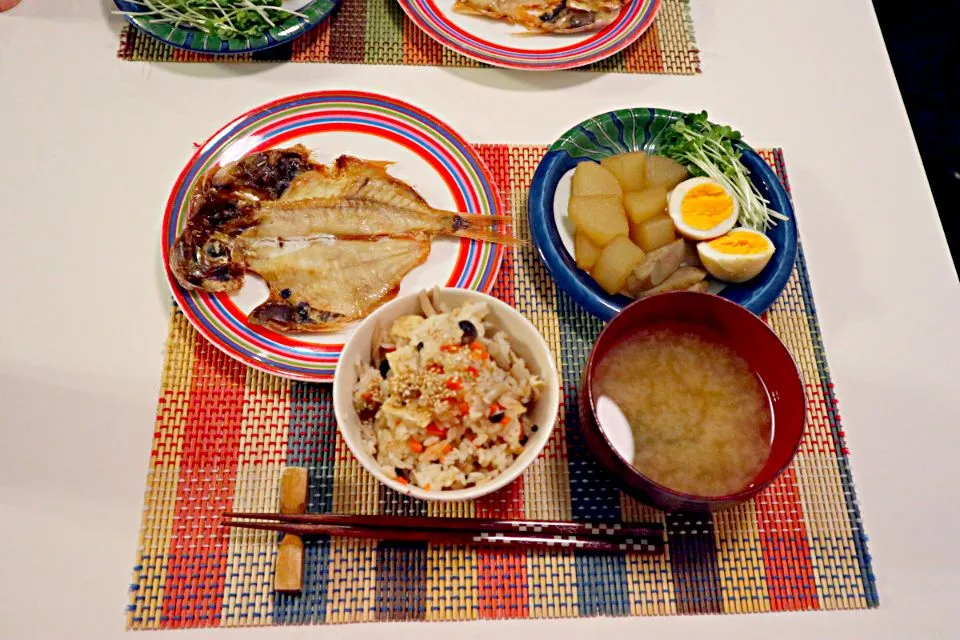 Snapdishの料理写真:今日の夕食 金目鯛の開き、大根とごぼうの煮物、きのこの炊き込みご飯、わかめの味噌汁|pinknari🐰🌈さん