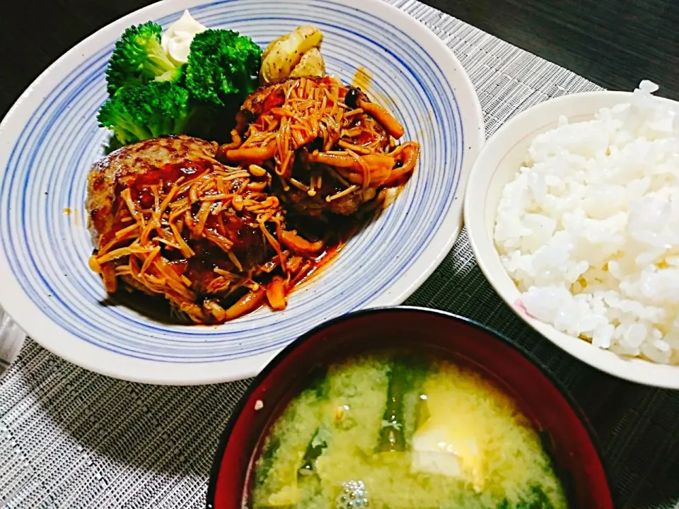 ご飯、わかめと豆腐のかき玉汁、チーズインきのこバーグ、ゆでブロッコリー、ハーブポテト|サトリさん