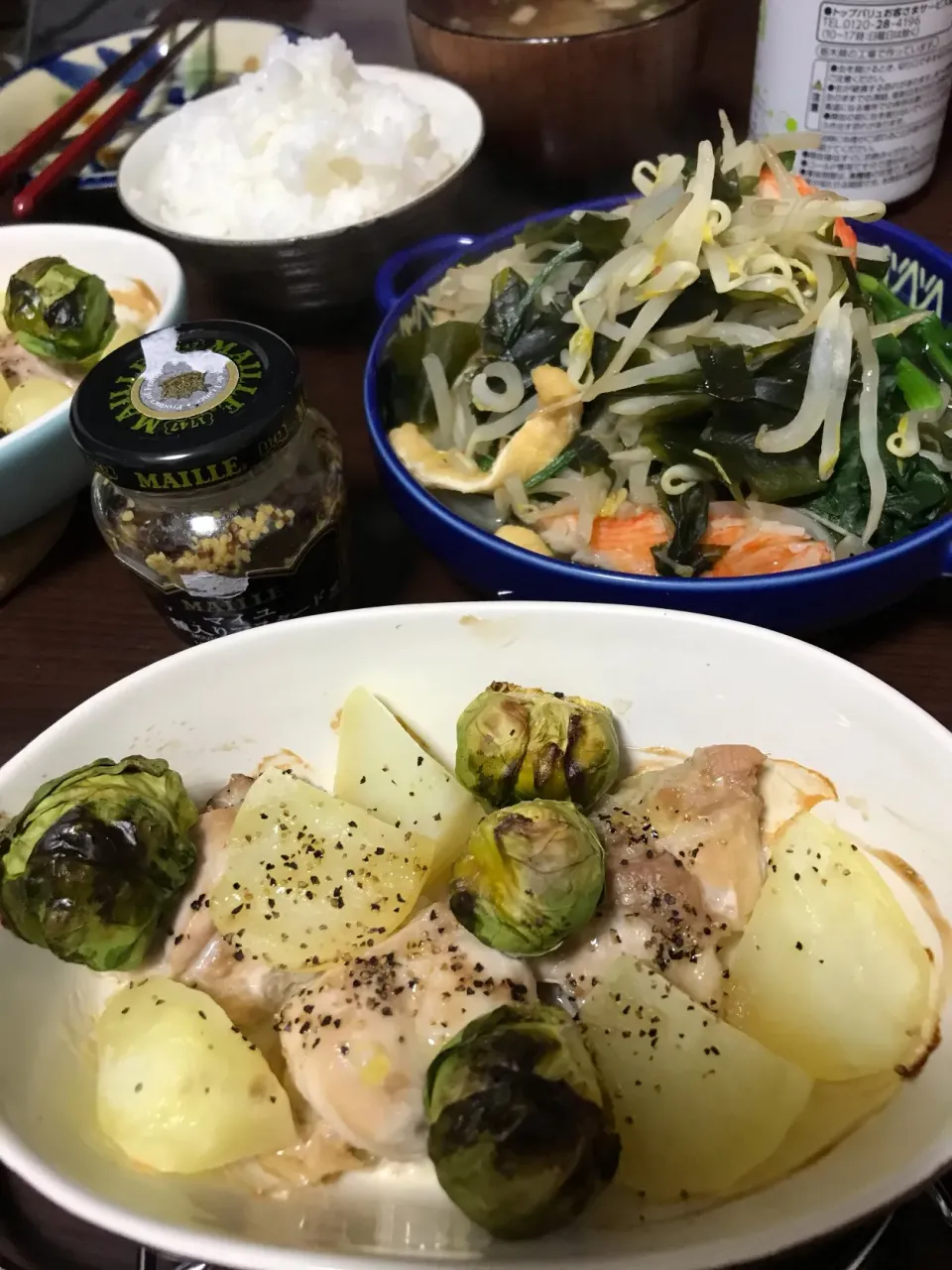 Snapdishの料理写真:1月28日晩ご飯。とりももと芽キャベツのグリル、もやしの煮浸し、めざし。|あやさん