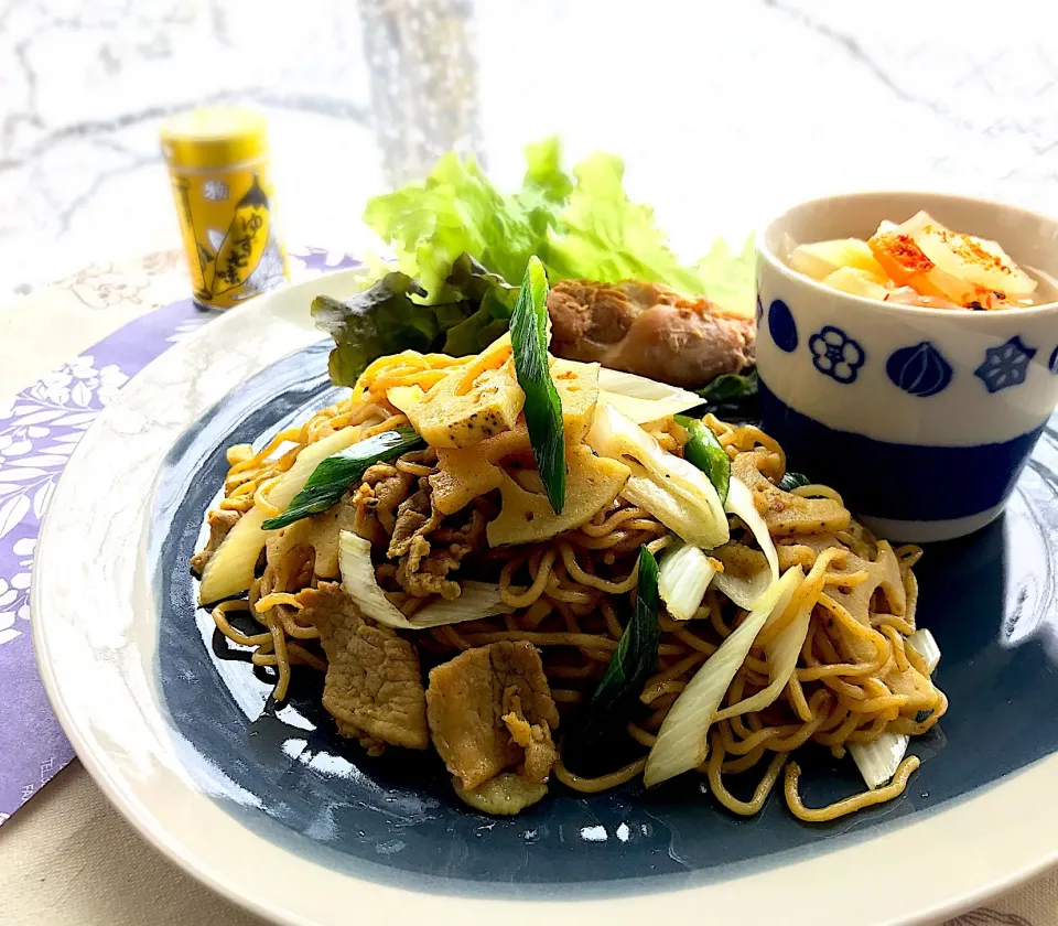 Snapdishの料理写真:昼ごはん 豚と蓮根のカレー炒めで焼きそば|砂雪さん