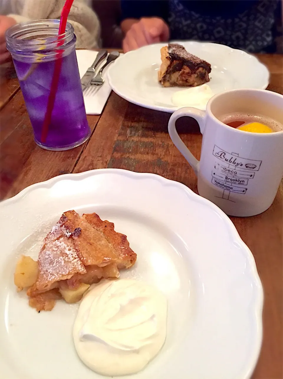 ミニアップルパイホイップ添えとピンクグレープフルーツジュース、ハーブティー🍎💕🍰@浜松町 Bubby’s|K.Sさん