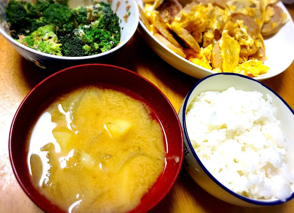 Snapdishの料理写真:じゃがいもと玉ねぎのお味噌汁🥔|なぎ蛙🐸さん