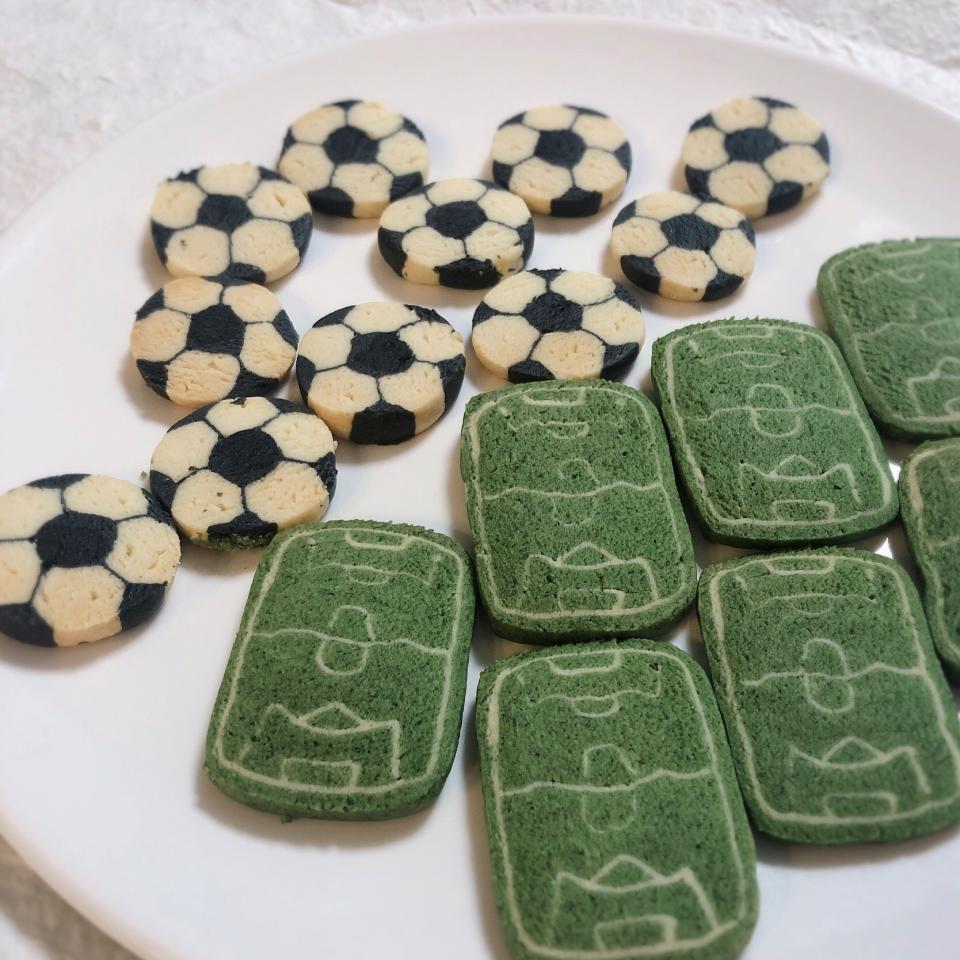 サッカーボールとピッチのクッキーを作りました 金太郎飴方式サッカー サッカーボール サッカーピッチ クッキー アイスボックスクッキー 手作りクッキー金太郎クッキー 金太郎飴クッキー Izuyo Snapdish スナップディッシュ Id Tq0nga