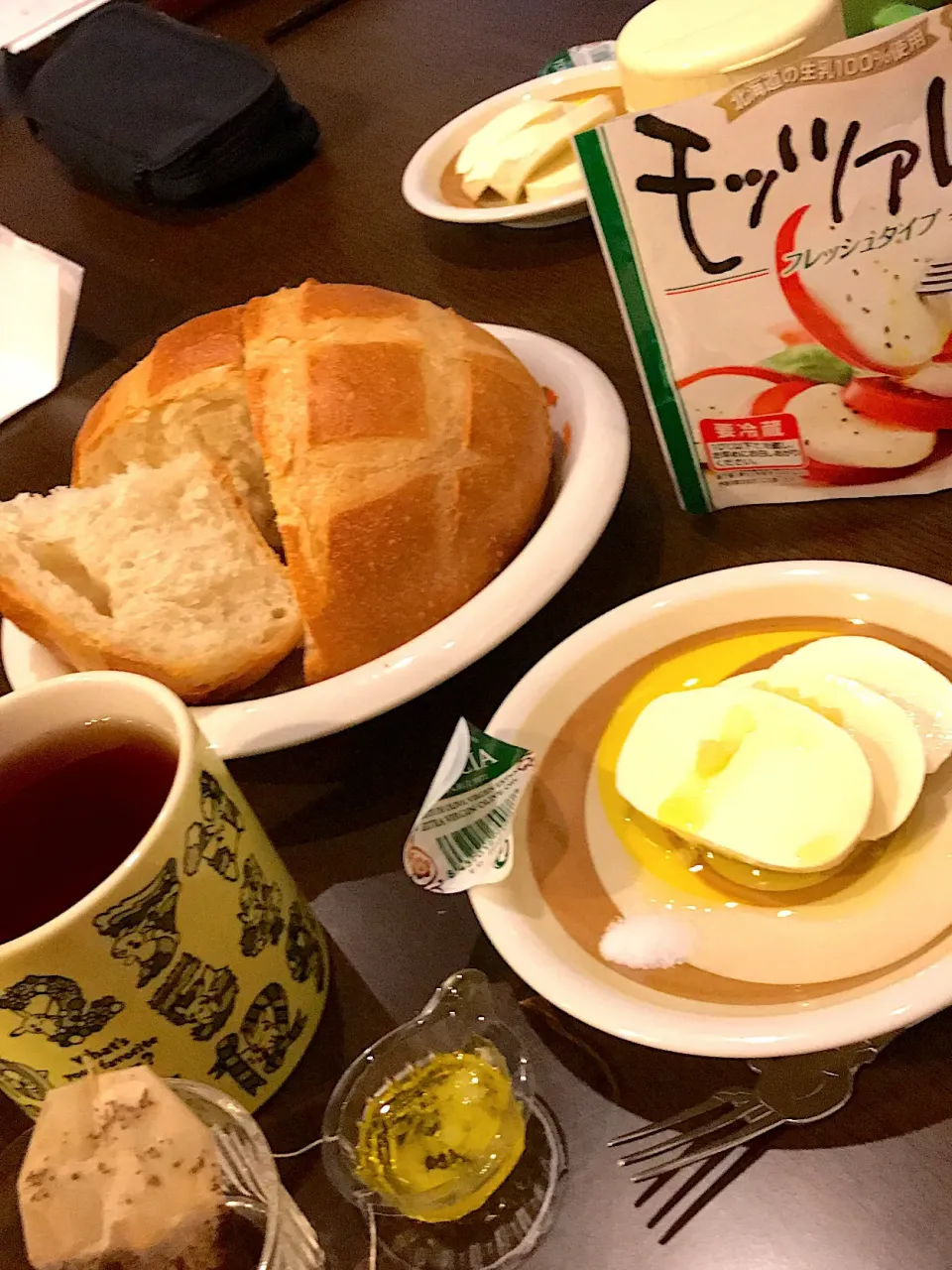 Snapdishの料理写真:フランスパン プール🥯  モッツァレラチーズ オリーブオイル 岩塩  イングリッシュブレックファーストティー|ch＊K*∀o(^^*)♪さん