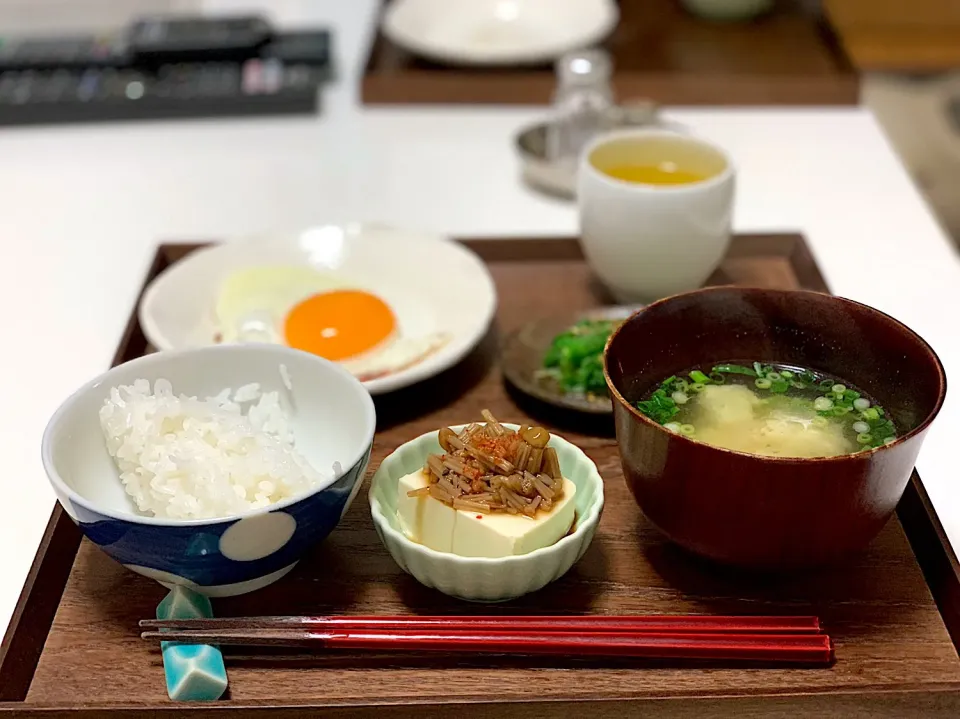 朝ごはん。ハムエッグ、菜の花の胡麻和え、なめ茸豆腐、カリフラワーと絹さやのお味噌汁。|yukiさん