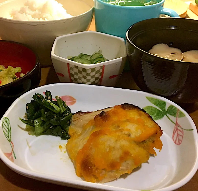 アル中病棟の晩ごはん⭐️⭐️⭐️
ごはん🍚  清し汁（花麸）  🐟の変わりマヨネーズ焼き  白菜サラダ🥗  しそ和え（コカブ）|ぽんたさん