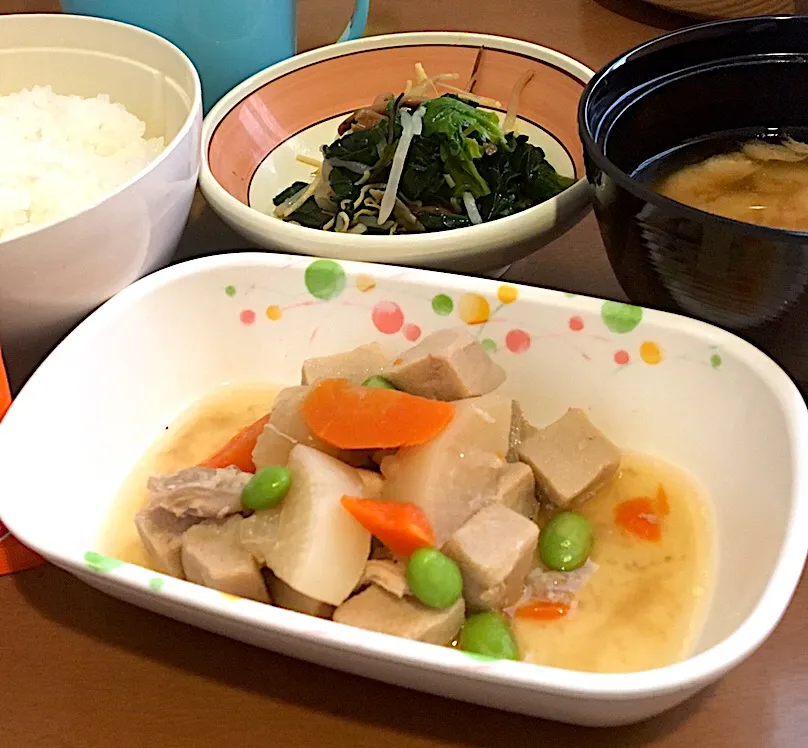 アル中病棟の朝ごはん☀️☀️🔆13日目
ごはん🍚  みそ汁（油揚げ）  大根と鶏肉の旨煮  ナムル  ふりかけ|ぽんたさん