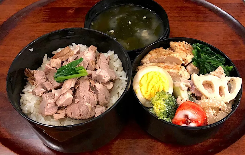 本日もお弁当🍱自家製チャーシュー丼🍜チキンスパイシー焼き🥩ブロッコリーシーチキンマヨ🥦ほうれん草御浸し🥬レンコンベーコン🥓味玉（チャーシューのタレに漬けて）|Yukie  Toriseさん