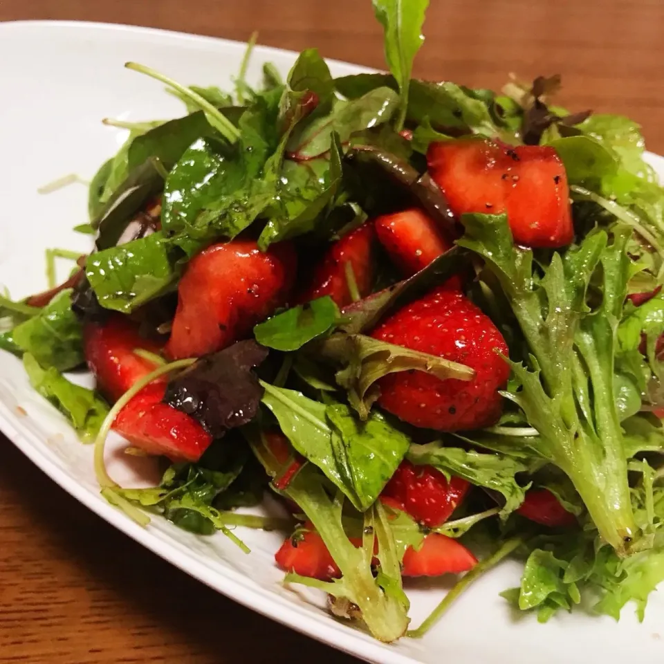 いちごのバルサミコサラダ🍓🥗|HALさん