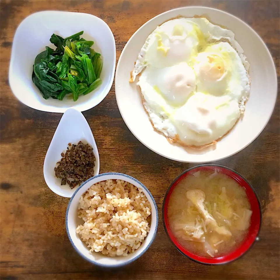 2019/01/28の和朝食
#目玉焼き  #ほうれん草のおひたし #白菜とえのきと油揚げの味噌汁  #玄米ごはん  #手作りふりかけ|Shirokoさん