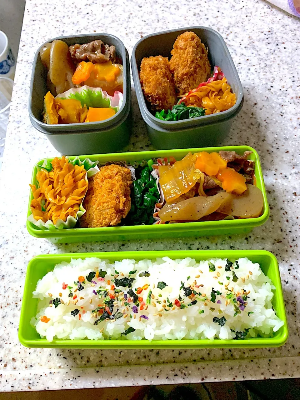 #部活男子弁当。姉おまけ弁当。作り置き、ミンチカツ、ショートパスタのミートソース。すき焼き風煮物。ほうれん草のお浸し。#お弁当|yukaさん