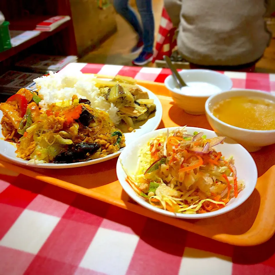 Snapdishの料理写真:⚪︎日替りタイ屋台飯
これは次の料理が #盛り放題！
・鶏肉と茄子のグリーンカレー
・春雨炒め
・鶏肉と筍のレッドカレー炒め
・スープ
・きくらげのサラダ
・タピオカココナッツミルク
#タイ料理 #トリプル炭水化物 #昼食 #昼飯 #ランチ #lunch #外食 #海浜幕張|Shiny1022さん