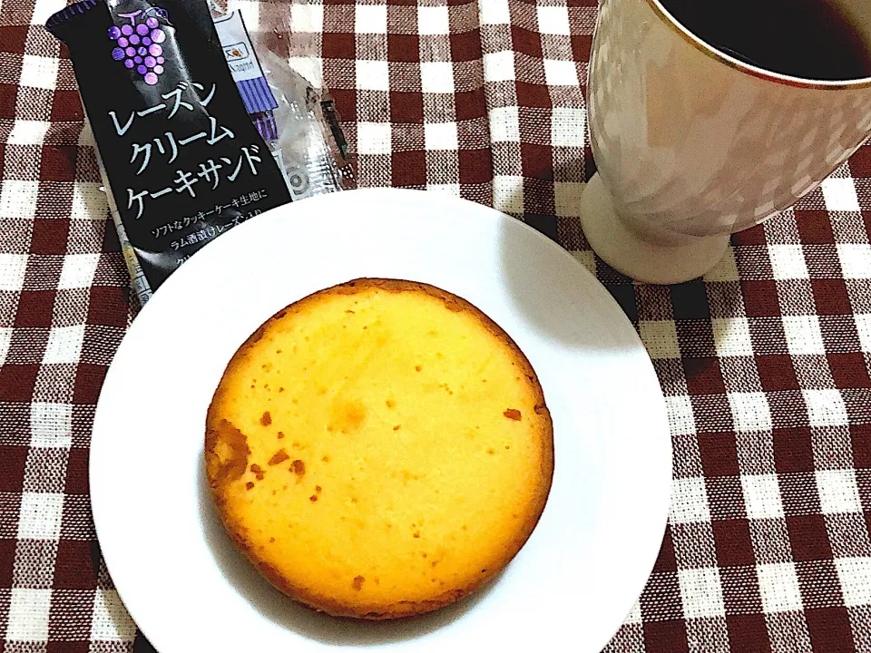 1／29朝食  #朝のエネルギーチャージ
•パスコ レーズンクリームケーキサンド   •コーヒー     ‥昨日、スーパーの値引きで買った菓子パン。なかなかの食べごたえ！さあ、頑張って働いて消費してこよう^ ^ ‥|おさんどんさん