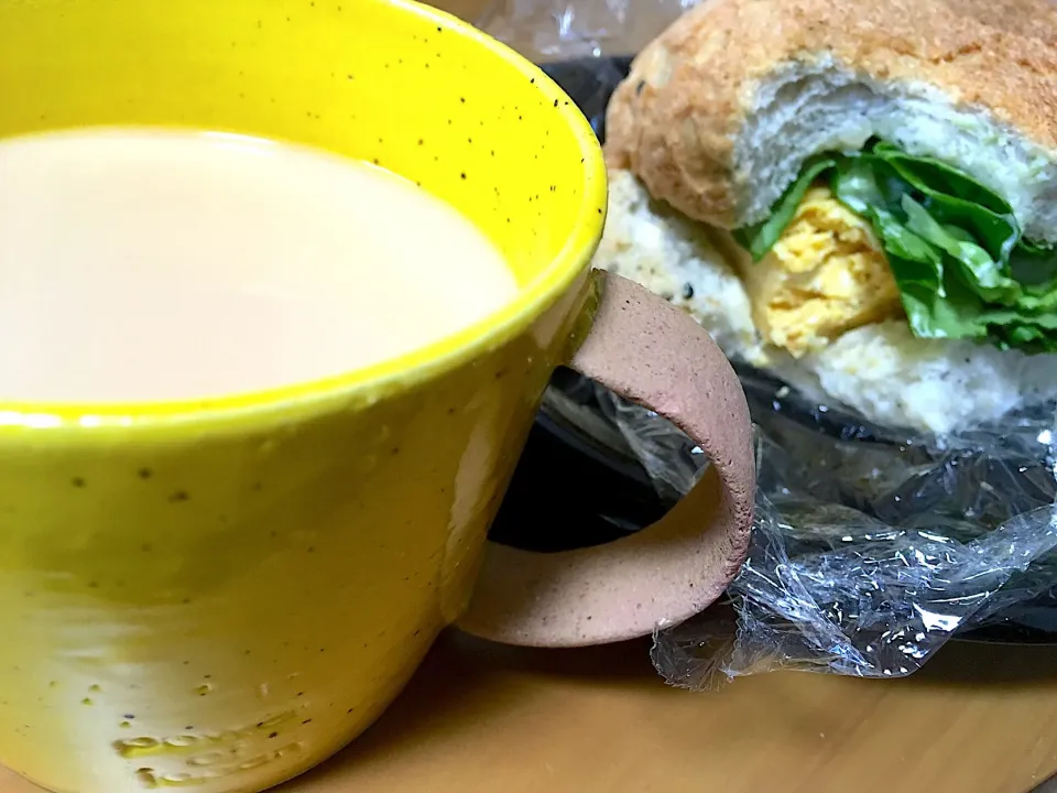 朝ごパン(●☌◡☌●)
朝焼き胡麻食パンと出し巻き卵焼きサンドとミルクティー|さくたえさん