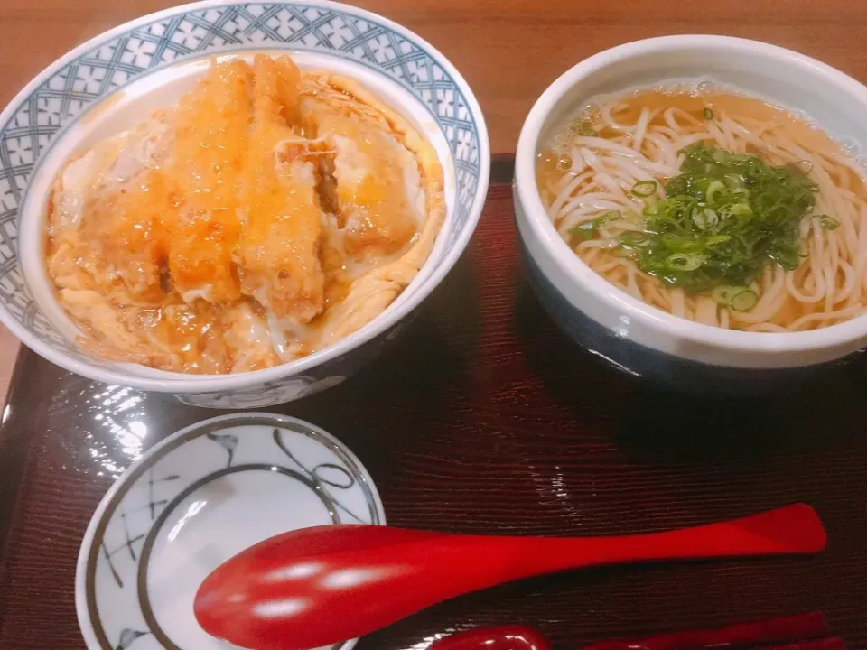 Snapdishの料理写真:カツ丼とミニそば|コージ💫さん