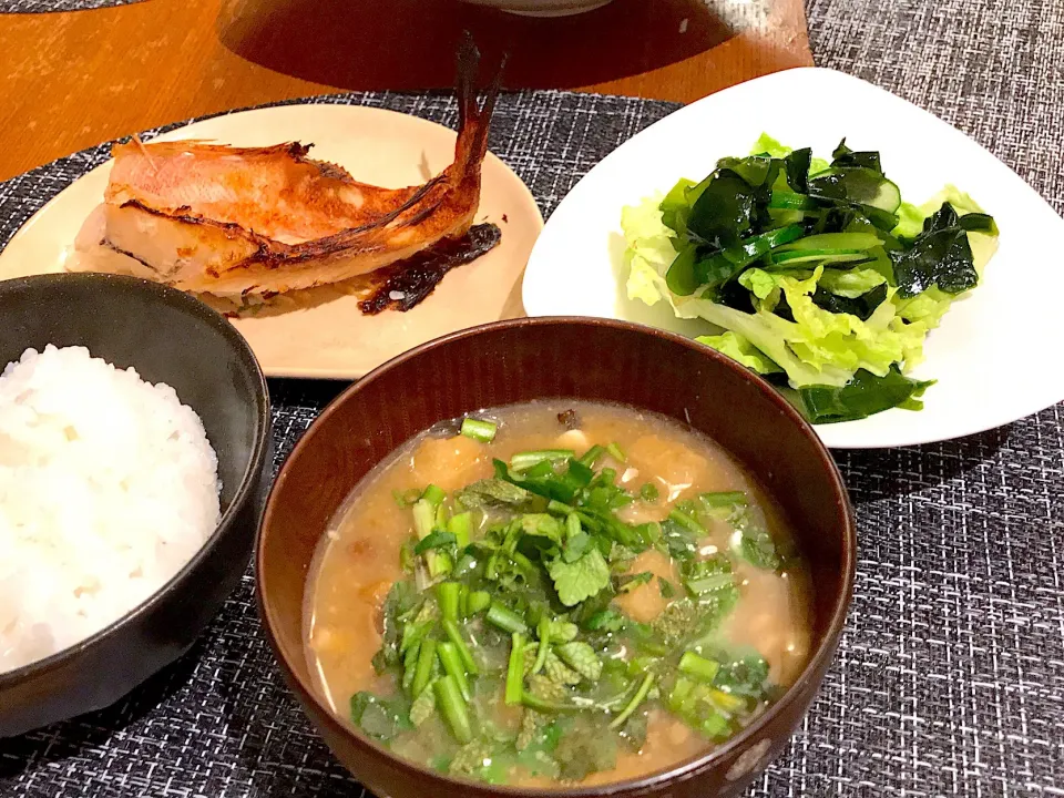 納豆汁と赤魚の酒粕漬け焼きとワカメサラダ|とみぃさん