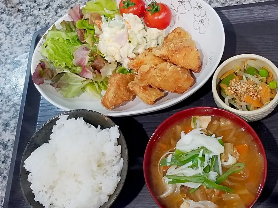 ・鶏胸肉の竜田揚げ
・ポテトサラダ
・胡麻和え(スナップエンドウ、人参、もやし)
・野菜たっぷり汁|あぁちゃんさん