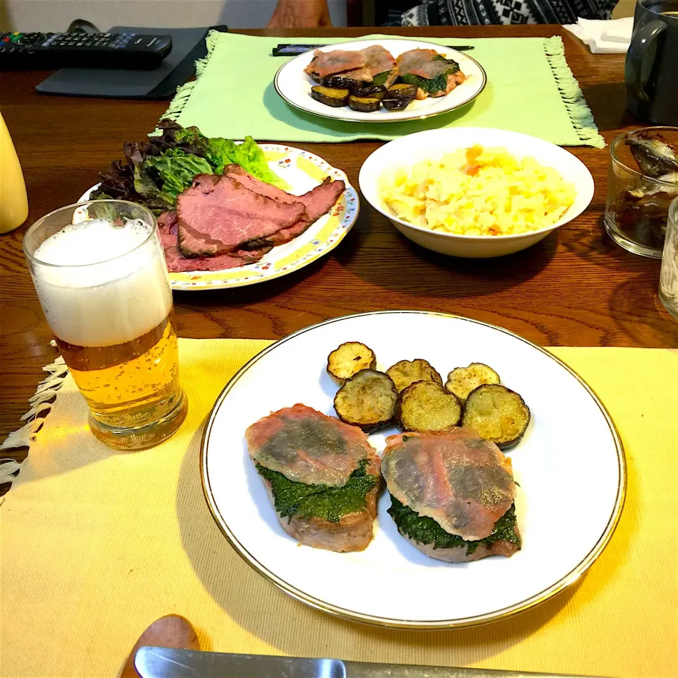 Snapdishの料理写真:豚ヒレ肉とシソでサルティンボッカ風、
ポテトサラダ、ローストビーフ残り、漬物|yakinasuさん