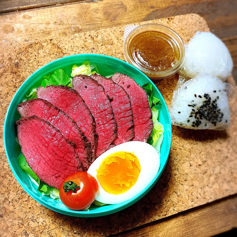 【お弁当】鹿肉ローストのサラダ(玉ねぎソース＆)ミニおにぎり|ぽりんさんさん