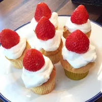 Snapdishの料理写真:ショートケーキみたいなマフィン🍓|かずさん