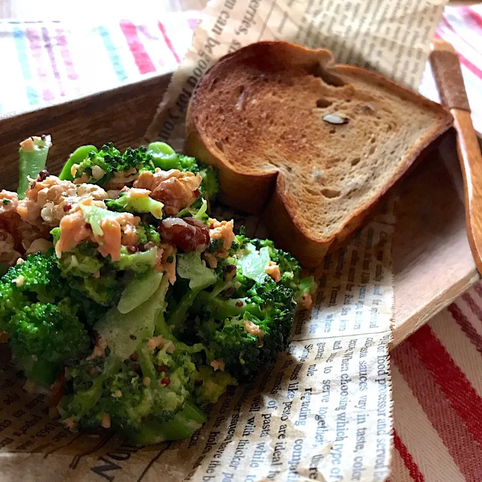 Snapdishの料理写真:シャケとブロッコリーのサラダ🥗ヌッカパンと一緒にお一人様ランチ|ららさん