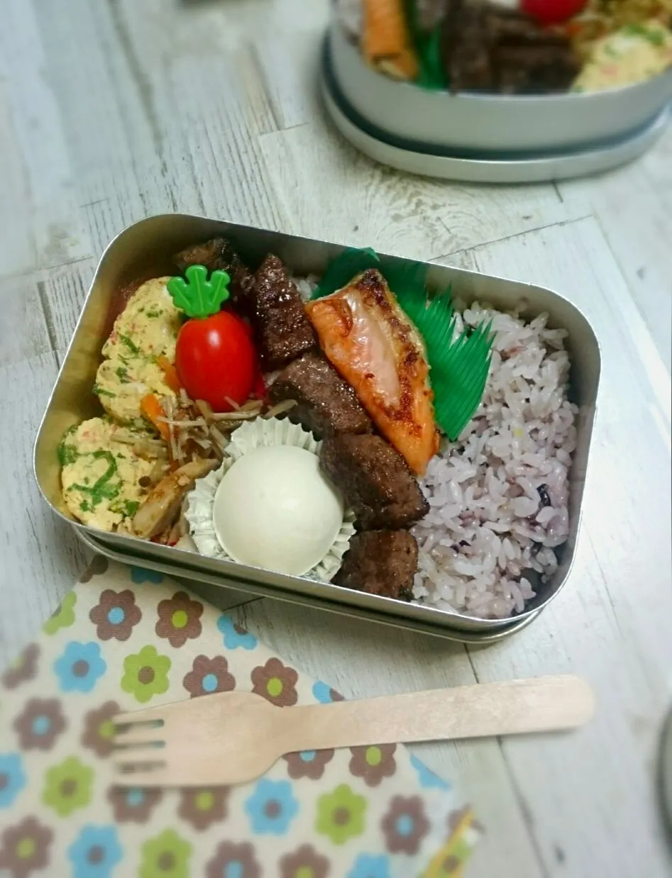 鮭ハラスとサイコロステーキ弁当|okamichanさん