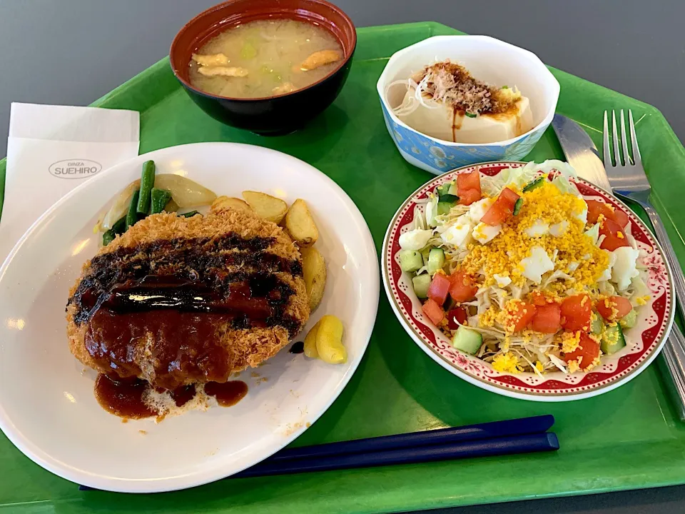 チキンカツマデラソース、冷奴、ミモザサラダ、味噌汁|Tadahiko Watanabeさん