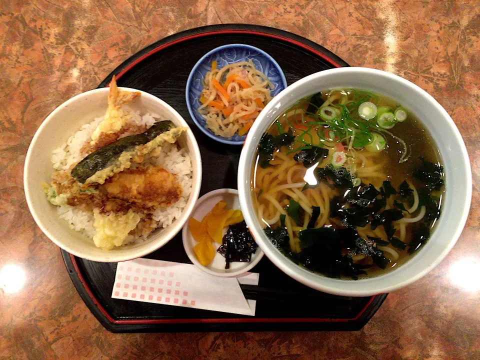 Snapdishの料理写真:おすすめ定食(ミニ天丼とおぼろうどん)|ばーさんさん