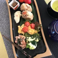 昨夜の炊き込みご飯でおにぎりランチ お気に入りの漆器とお箸で🥢