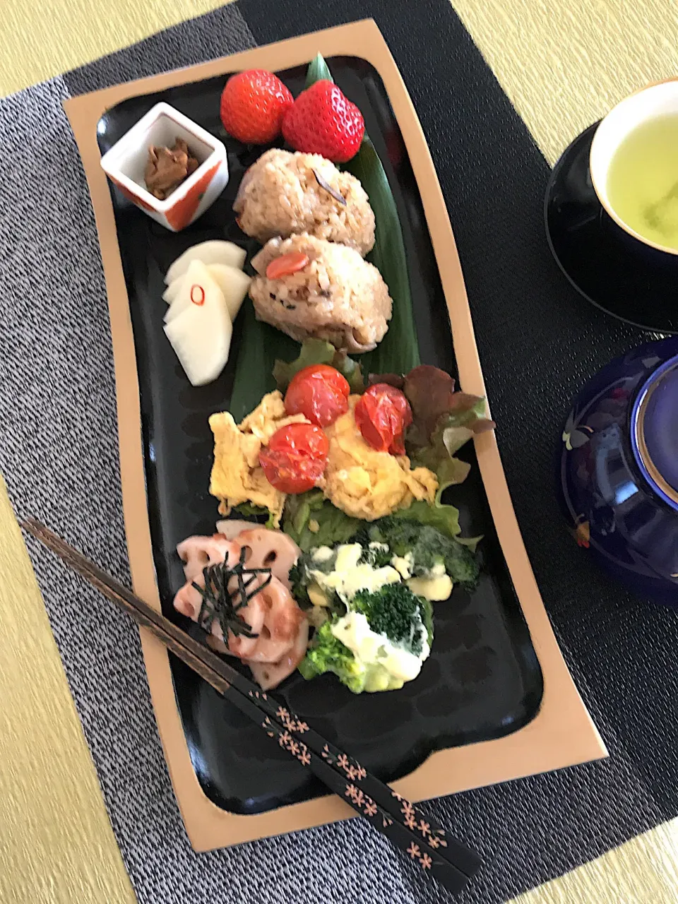 昨夜の炊き込みご飯でおにぎりランチ お気に入りの漆器とお箸で🥢|サミカさん