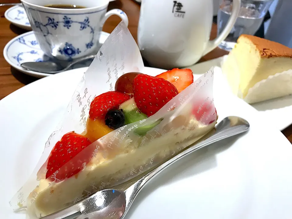 Snapdishの料理写真:陸カフェにて 陸カフェ満喫セット🍰🥧☕️
フルーツタルト🍰＋りくろーおじさんのチーズケーキ🥧＋コーヒー☕️2杯分のセット💓|ナナさん