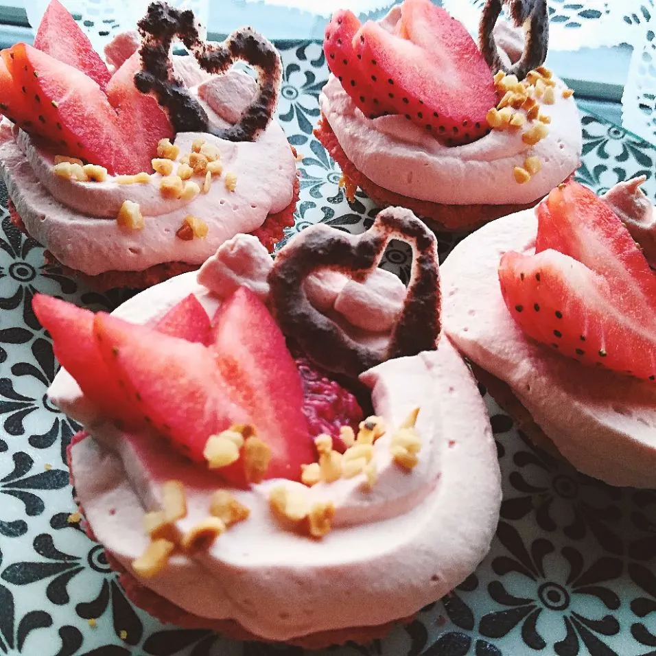 #keto + #paleo cupcakes.

#raspberryjam #strawberries #almonds #cocoanibs|Meertauさん