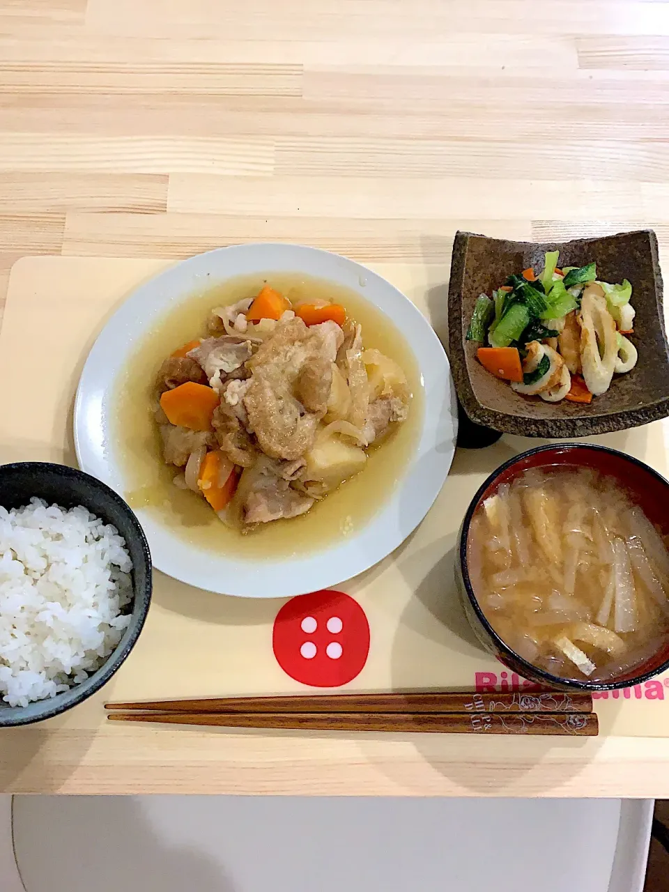 ・油麩入り肉じゃが
・焼きちくわとチンゲン菜の旨塩炒め
・大根と油揚げのお味噌汁|ぺろたんさん