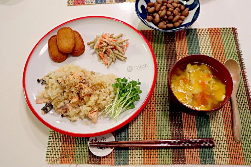 今日の夕食 鮭の炊き込みご飯、さつま揚げ、ごぼうサラダ、人参と卵の味噌汁、茹でピーナッツ|pinknari🐰🌈さん