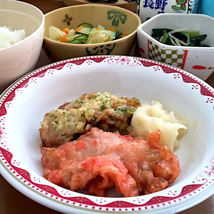 アル中病棟の昼ごはん☀️☀️☀️
ごはん🍚  二色とり天（青海苔、紅生姜）  ドレッシング和え  生姜あえ  牛乳🥛|ぽんたさん