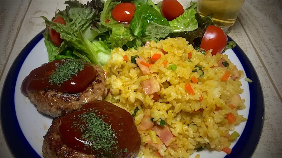 今日の男飯(*･ω･)ワンプレートご飯カレーピラフ&ズボラガッテン流ハンバーグ&サラダv(・∀・*)|ひーちゃんさん