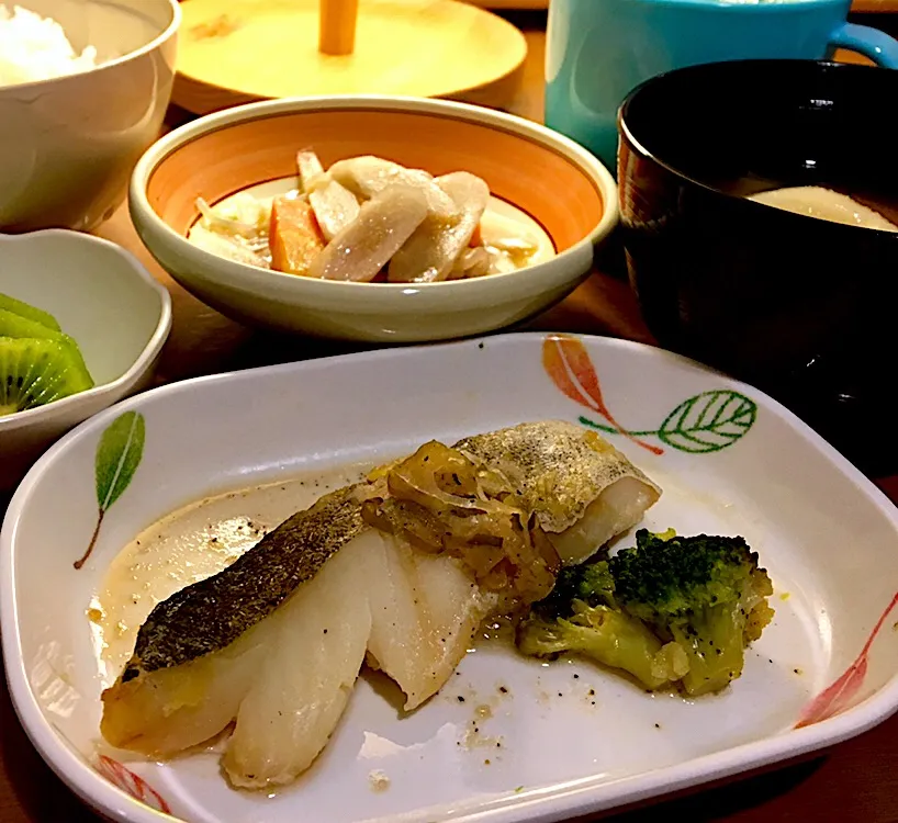 アル中病棟の晩ごはん⭐️⭐️🔆
ごはん🍚  みそすいとん  タラのレモン塩ダレ🐟🍋  ごぼうの甘辛煮   キウイフルーツ🥝|ぽんたさん