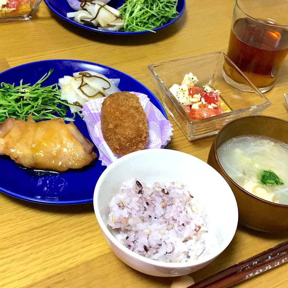 Snapdishの料理写真:チキンステーキ＆牛すじコロッケ|りりさん