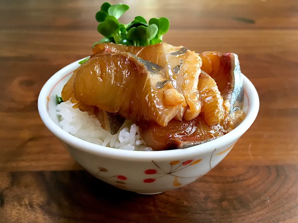 Snapdishの料理写真:ヅケカンパチ乗せご飯🐟🌺🍚   #ぱぴこ家お気に入り|ぱぴこ家さん