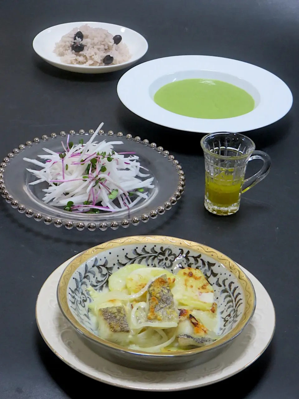 今晩は、鱈とお芋の豆乳グラタン、大根親子サラダ、グリーンピースのポタージュ、黒豆ご飯|akazawa3さん