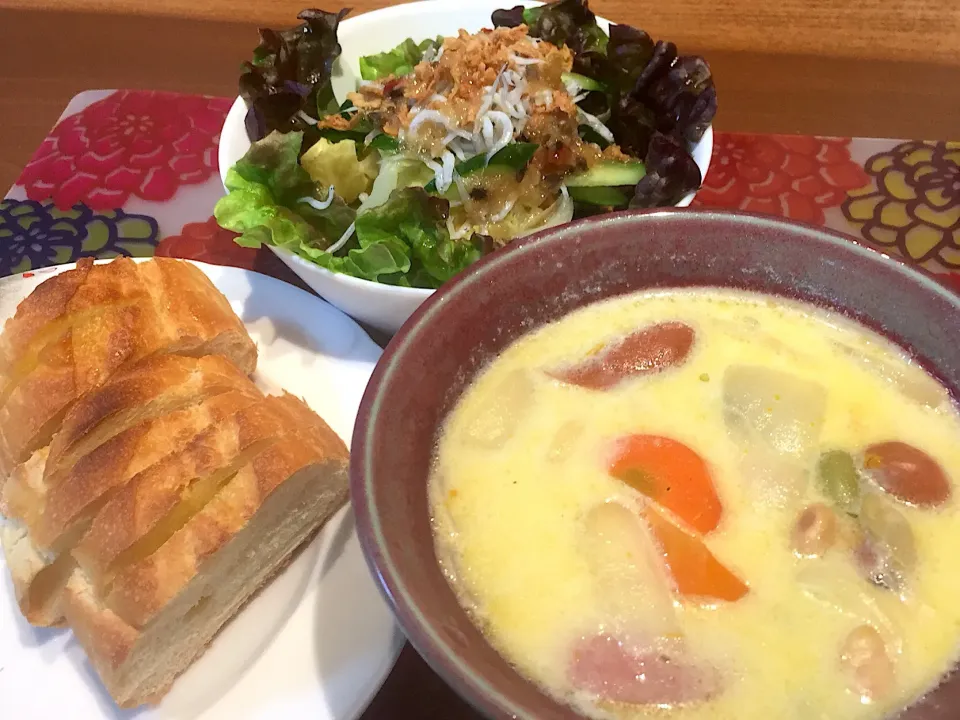 Snapdishの料理写真:晩御飯
かぼちゃと玉ねぎとウインナーと人参と豆のシチュー、サニーレタスと茹でキャベツときゅうりとシラスのサラダ、バタール|かよちゃんさん