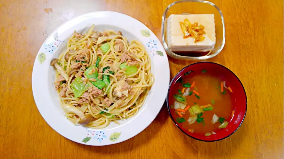 Snapdishの料理写真:１月１８日　きのことツナとチンゲン菜のパスタ　生姜の湯豆腐　お味噌汁|いもこ。さん