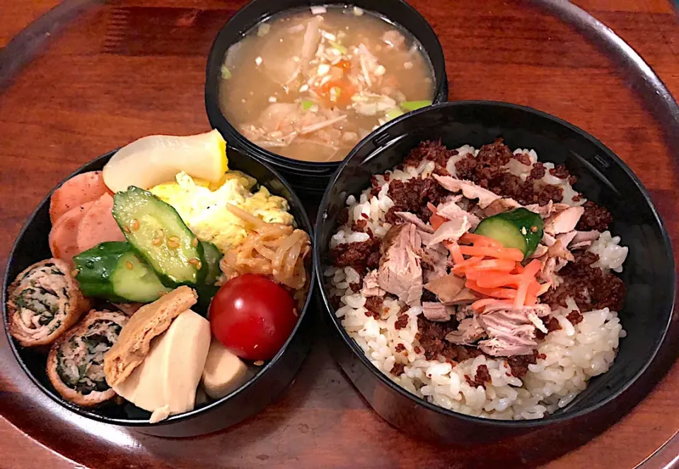 本日もお弁当🍱チーズインハンバーグ🍗豚大葉巻き巻き🥓カニカマサラダ（セゾンファクトリーのシーザーサラダドレッシング使用）高野豆腐の煮物🥘青海苔入り卵焼き🥘きゅうり🥒即席漬け🥒もやし味噌ナムル🌶 #息子弁当  #サーモスランチジャー  #チーズインハンバーグ  #豚肉の野菜巻き  #大葉  #カニカマサラダ  #セゾンフ|Yukie  Toriseさん