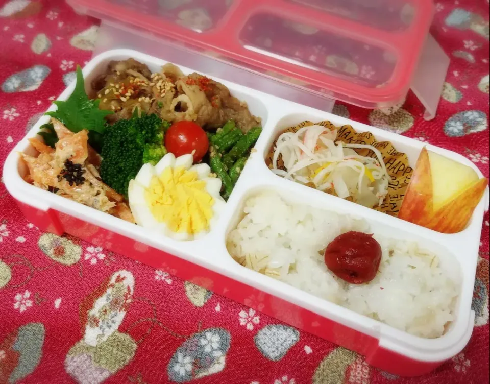 今日のお弁当🍱
 #豚バラ煮
 #ニンジンとツナのサラダ
 #ゆで玉
 #いんげんのごま和え
 #カニかまとかぶの柚子漬け
 #もち麦ごはん
 #りんご|Naoさん