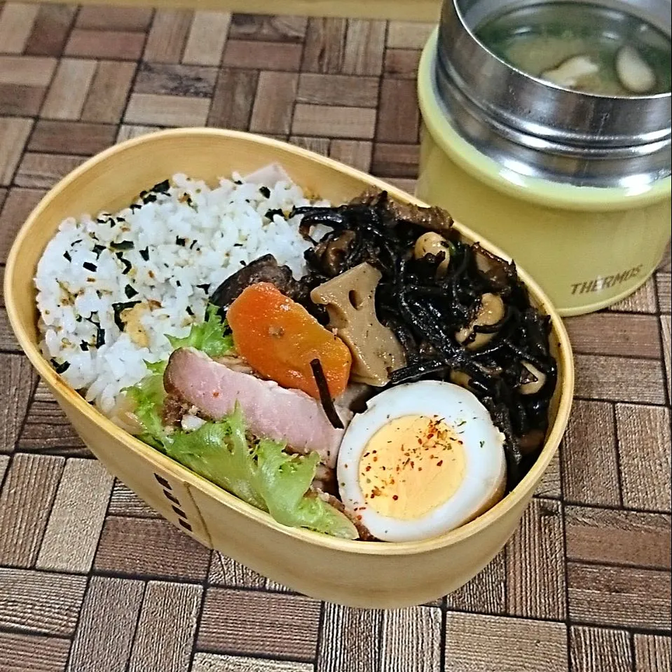 Snapdishの料理写真:ワカメ 天かす 混ぜご飯🍱😋|fumi ◡̈⋆さん