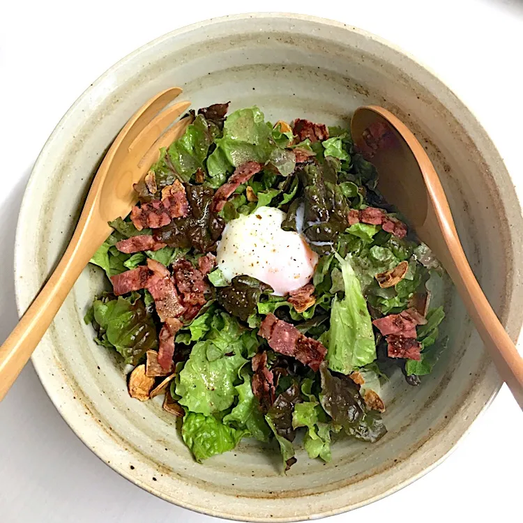 カリカリベーコンと温玉のサラダ🥗イタリアンドレッシング|まいまいさん