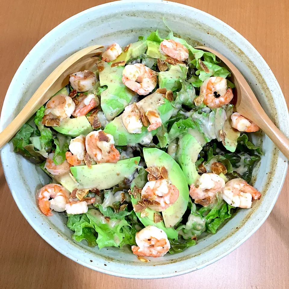 Snapdishの料理写真:アボカドとエビとニンニクチップのサラダ🥗胡麻ドレ|まいまいさん