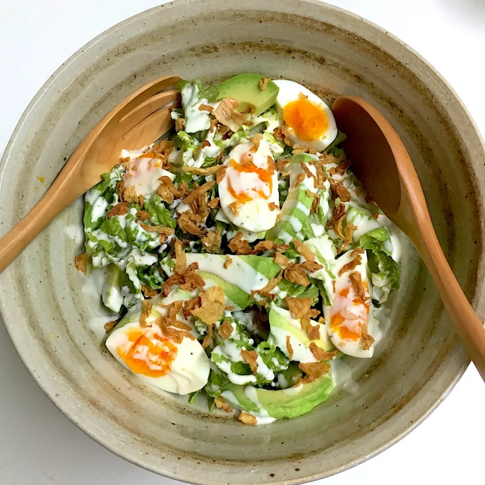 卵とアボカドとオニオンチップのサラダ🥗シーザードレッシング|まいまいさん